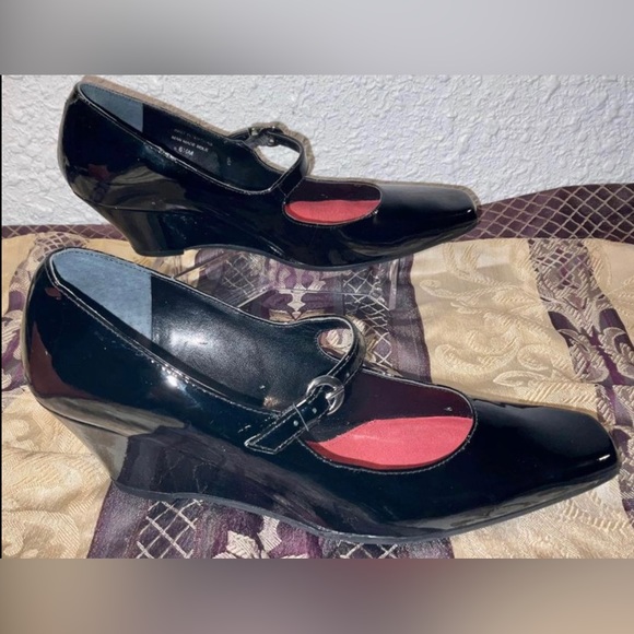 Aerosoles Best Intentions Black Patent Leather Mary Jane Wedge Shoes,  Size 6.5 - Picture 2 of 7